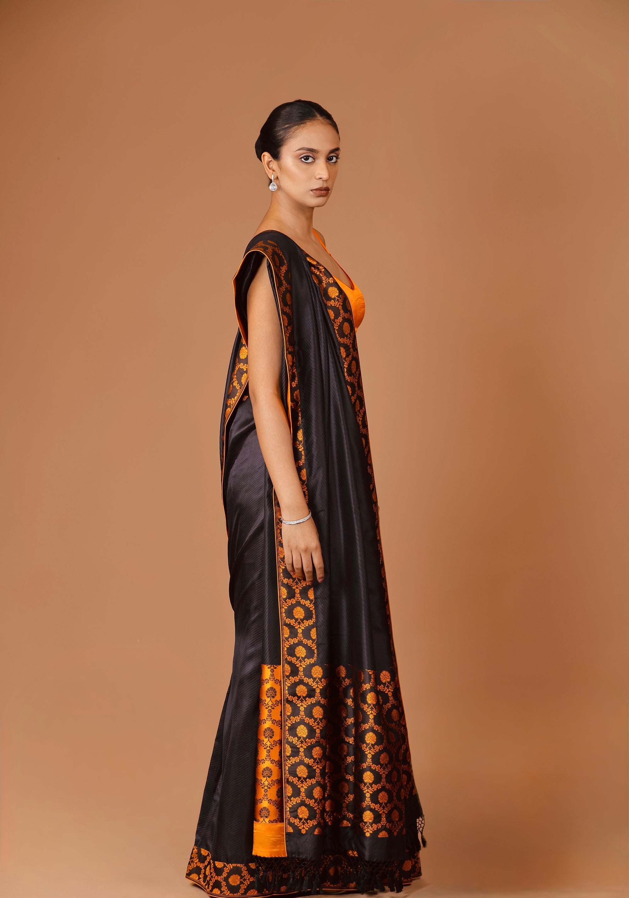 Banarasi Handwoven Black silk tanchoi sari with contrast border and Pallu